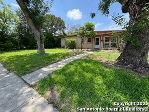 Building Photo - 318 Sprucewood Ln