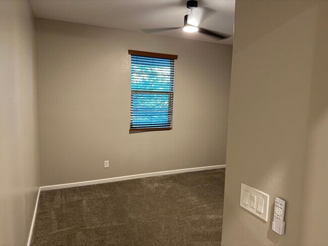 Building Photo - 2020 E Kansas Dr