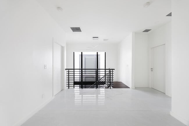 Building Photo - 2516 NE 21st St