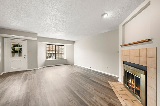 Building Photo - 3 Bedroom Townhouse Close To Ft. Carson