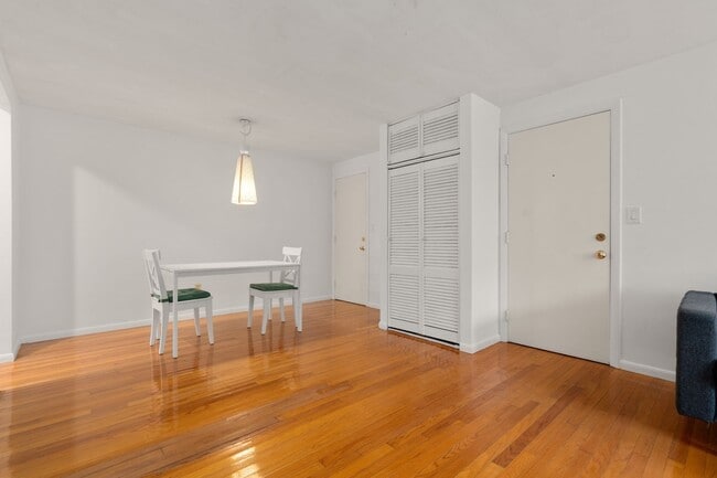 Building Photo - 12 Colonial Village Dr