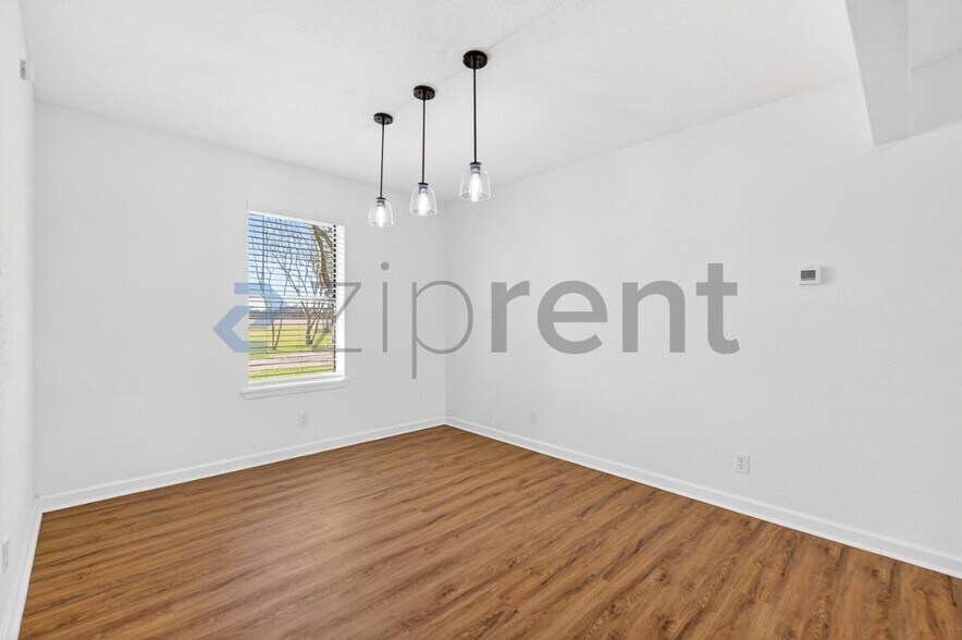 Building Photo - Unit