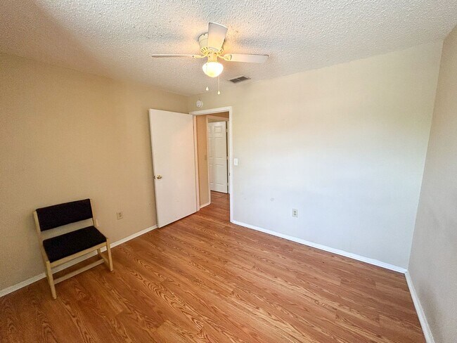 Building Photo - 3705 SW 27th St
