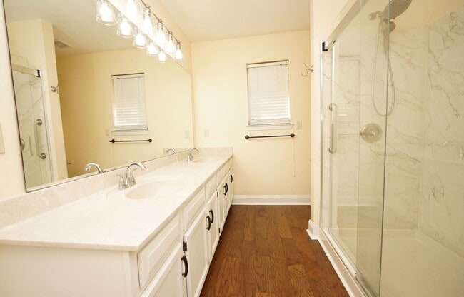 Building Photo - Shalimar Location