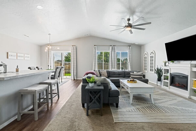 Building Photo - 10569 Cool Springs St