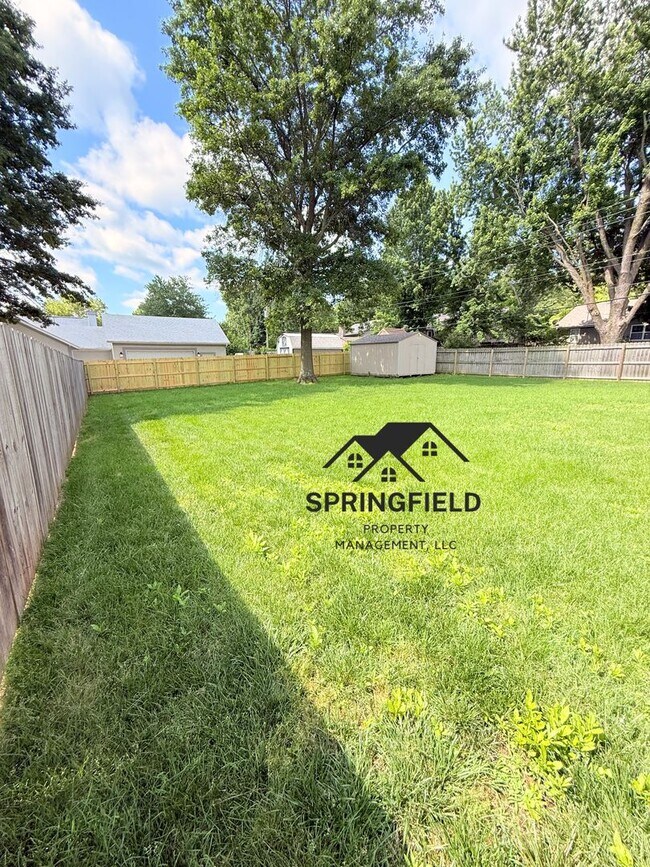 Building Photo - Location-Location, 4 BR / 2 Living Areas in SE Springfield w/ An Amazing Out Door Kitchen - Grill...