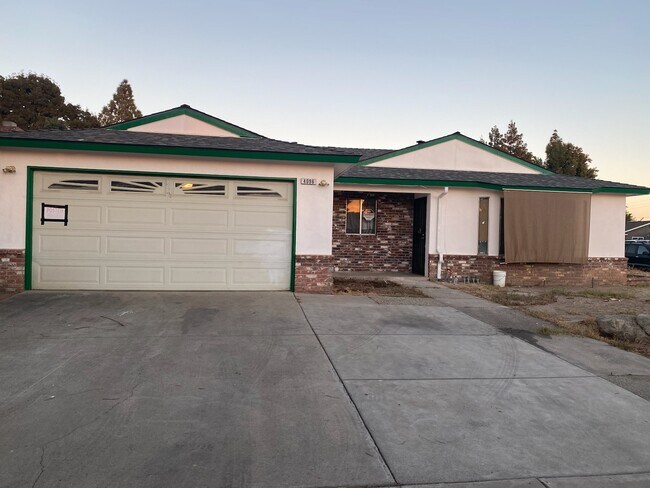 Primary Photo - 4096 N Barcus Ave