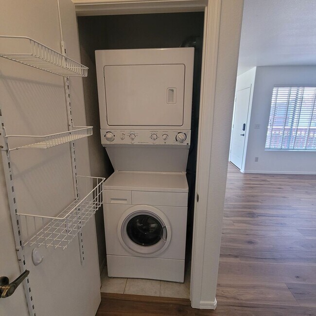 Building Photo - Great Location!  2 bed, 2 bath End Unit Condo ~ North Prescott