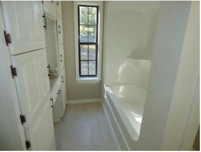 Building Photo - 811 Howe St