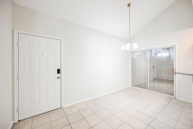 Building Photo - Gated Community townhome, with private garage