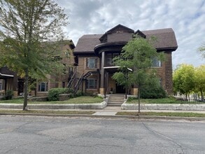 Building Photo - 1 Bed 1 Bath Historic Preserved Douglas Apartments in Desirable Lowry Hill Available Now!