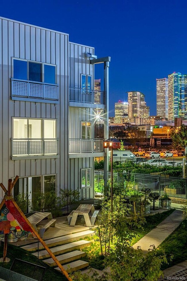 Building Photo - 2525 Arapahoe St