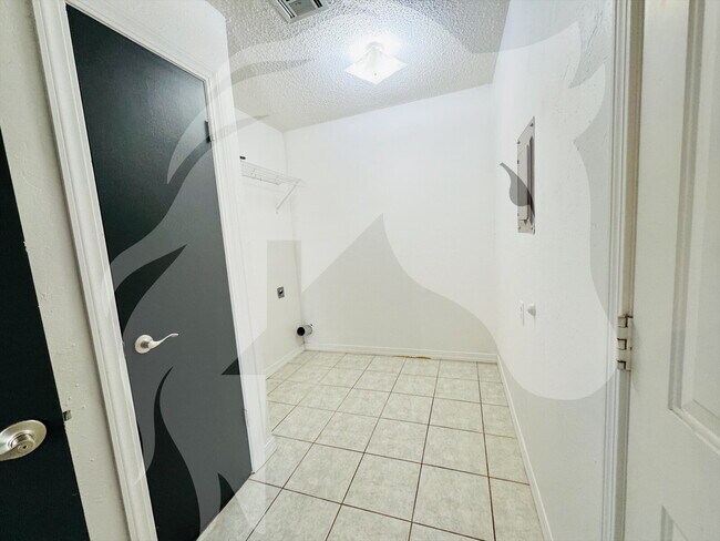 Building Photo - "Charming 3-Bedroom Oasis on 4th Street wi...