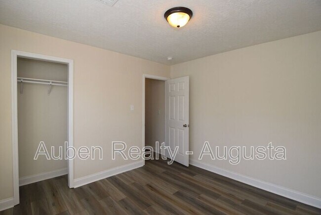 Building Photo - 1924 Roberson Rd