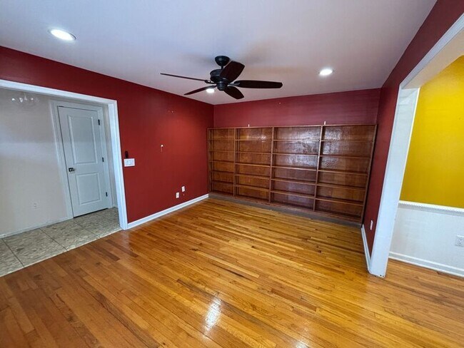 Building Photo - 5327 Chantilly Ln