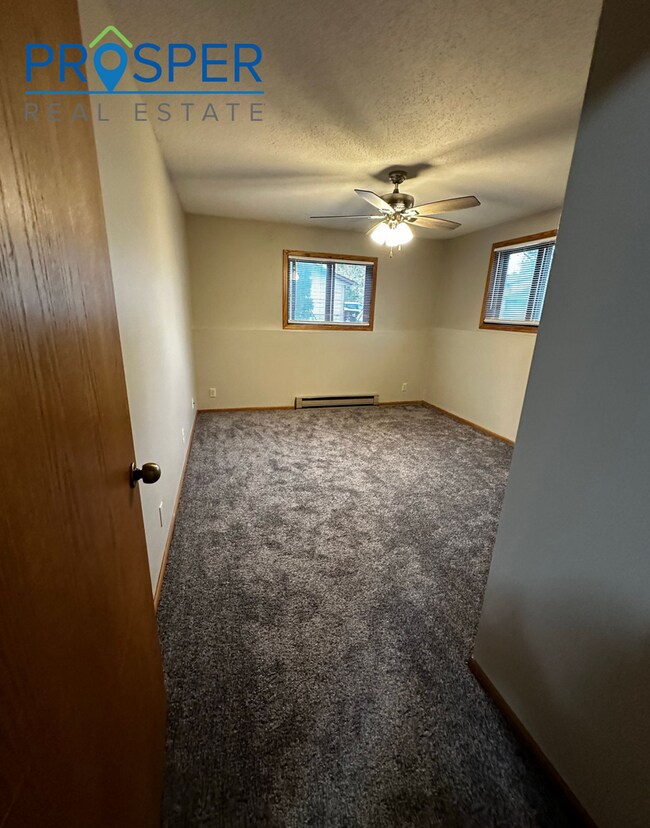 Building Photo - Spacious 3 Bedroom In Quiet Area