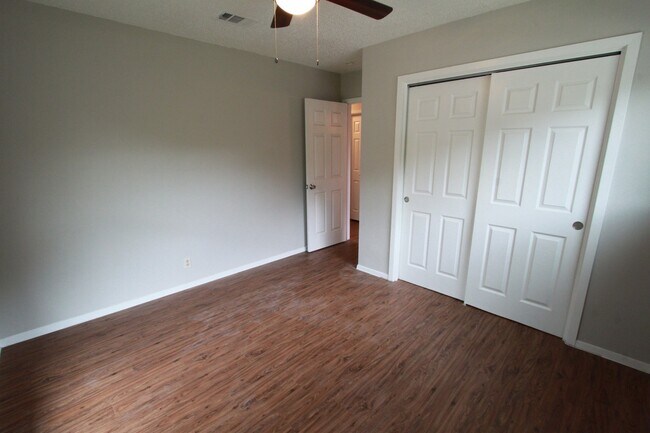 Building Photo - East Austin 4BR Gem on Cul-de-Sac w/ Spacious Lot & Updates