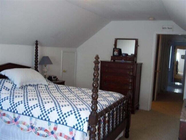 Building Photo - 341 Hollyhill Dr