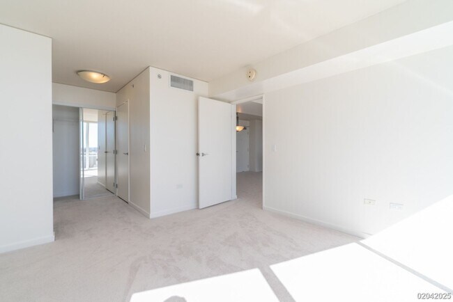 Building Photo - 2 BD/2 BA/2 Parking Condo in the Moana Pacific