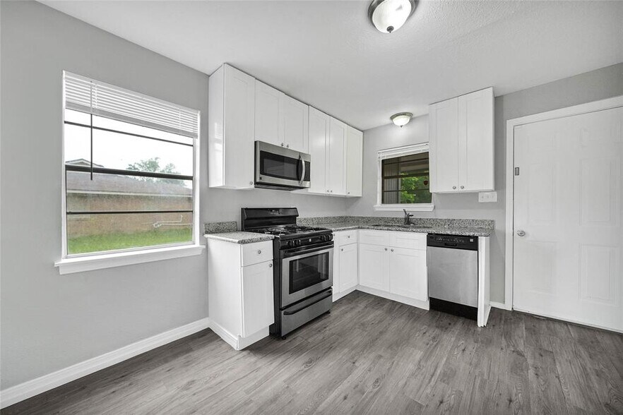 Building Photo - 304 Hemphill St