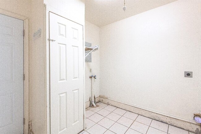 Building Photo - 733 N Norman Ave