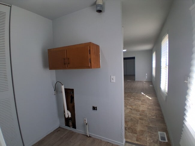 Building Photo - 1709 Crestview Dr