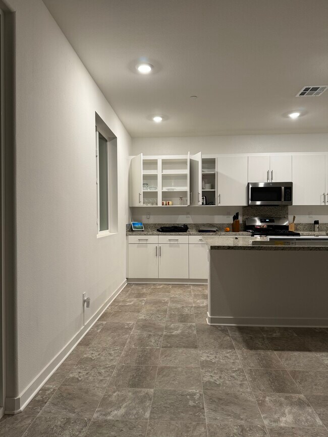 Building Photo - 25670 Pierson Rd