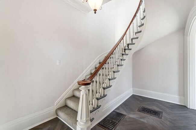 Building Photo - 2701 Cleinview Ave