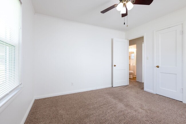 Building Photo - 2 Bed / 1 Bath in Tulsa! Ready Mid June!