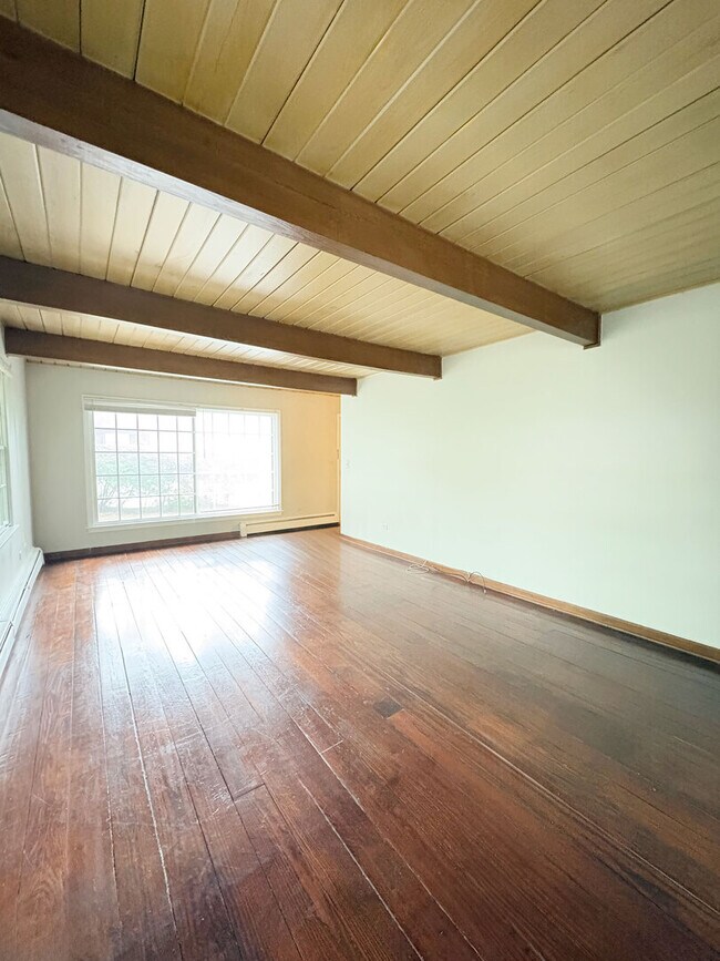 Building Photo - 114 W Hillside Ave