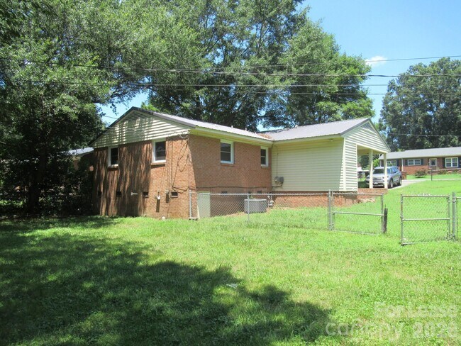 Building Photo - 208 Crescent Ct