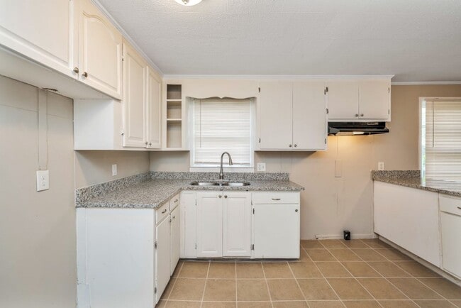 Building Photo - Charming Home with Open Floor Plan & Cover...
