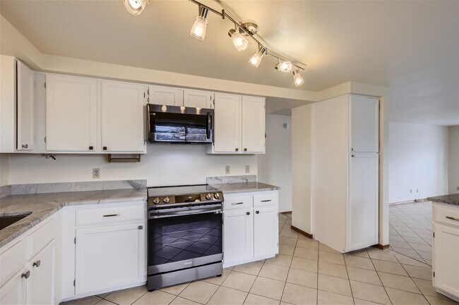 Building Photo - Beautiful Home in Summer Valley!