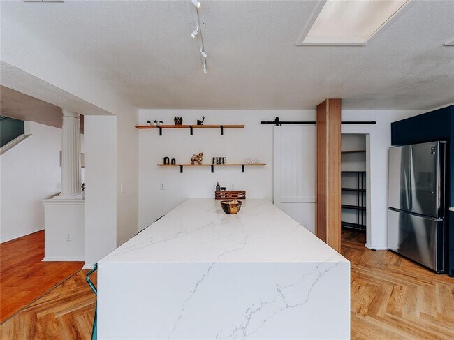 Building Photo - 2010 Carriage Club Dr