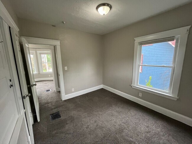 Building Photo - Three bedroom one bathroom single family home for rent MOVE IN SPECIAL - HALF OFF FIRST MONTHS RENT