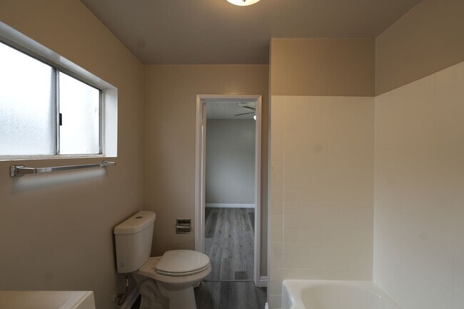 Building Photo - 440 RAYVON