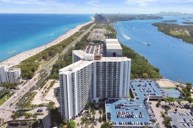 Building Photo - 100 Bayview Dr