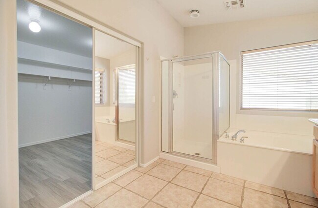 Building Photo - 2026 E County Down Dr