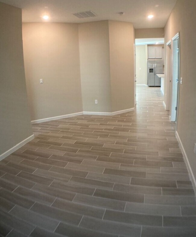 Building Photo - Comfortable 3 Bedroom Home With Great Outd...