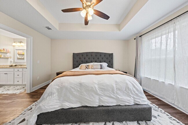 Building Photo - 4 Bedrooms!!!