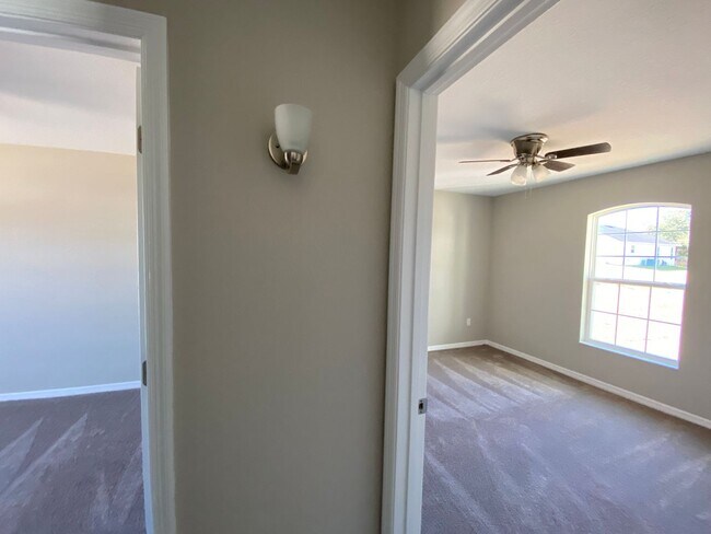 Building Photo - Desirable SW Ocala Neighborhood 3/2/2 *WON'T LAST*