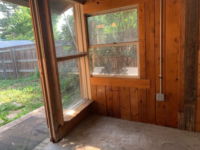 Building Photo - STUDENTS WELCOME! Cozy 1-Bedroom Bungalow w/ Garden and Detached Studio