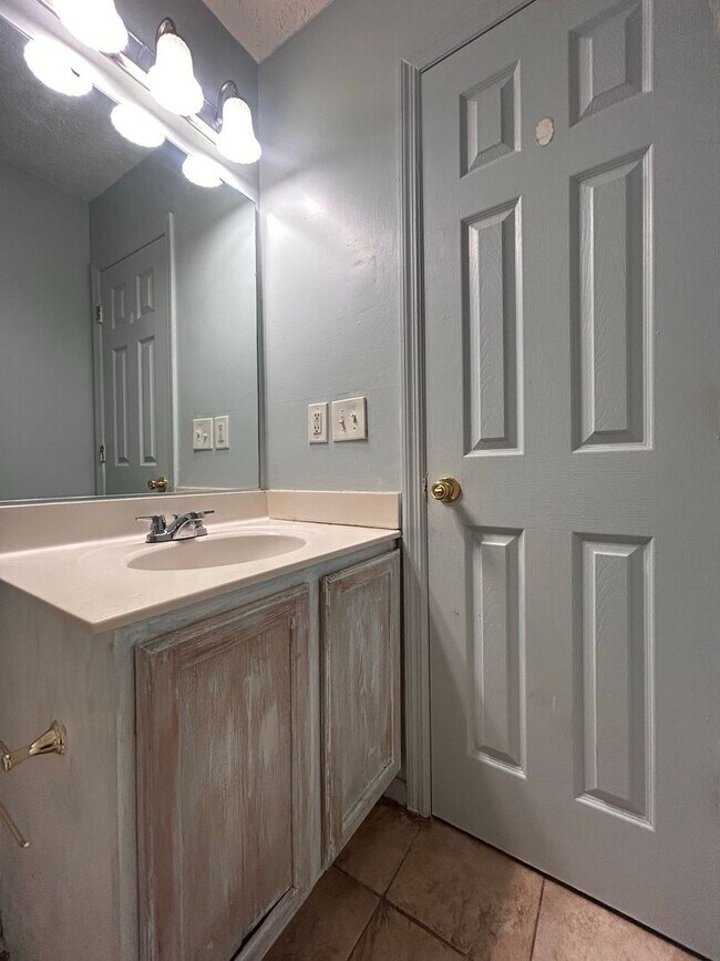 Building Photo - Spacious 4-Bedroom Home W/Sunroom & Large ...