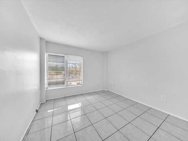 Building Photo - 4156 Inverrary Dr