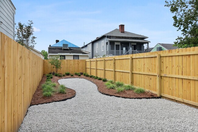 Building Photo - Newly Renovated 2BD/2.5BA with Covered Driveway