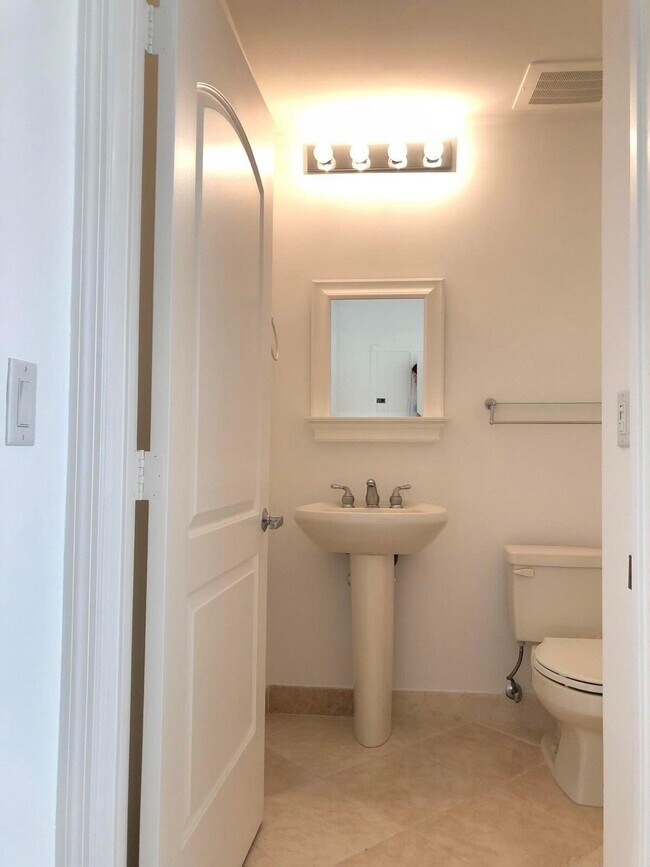 Building Photo - 801 S Olive Ave