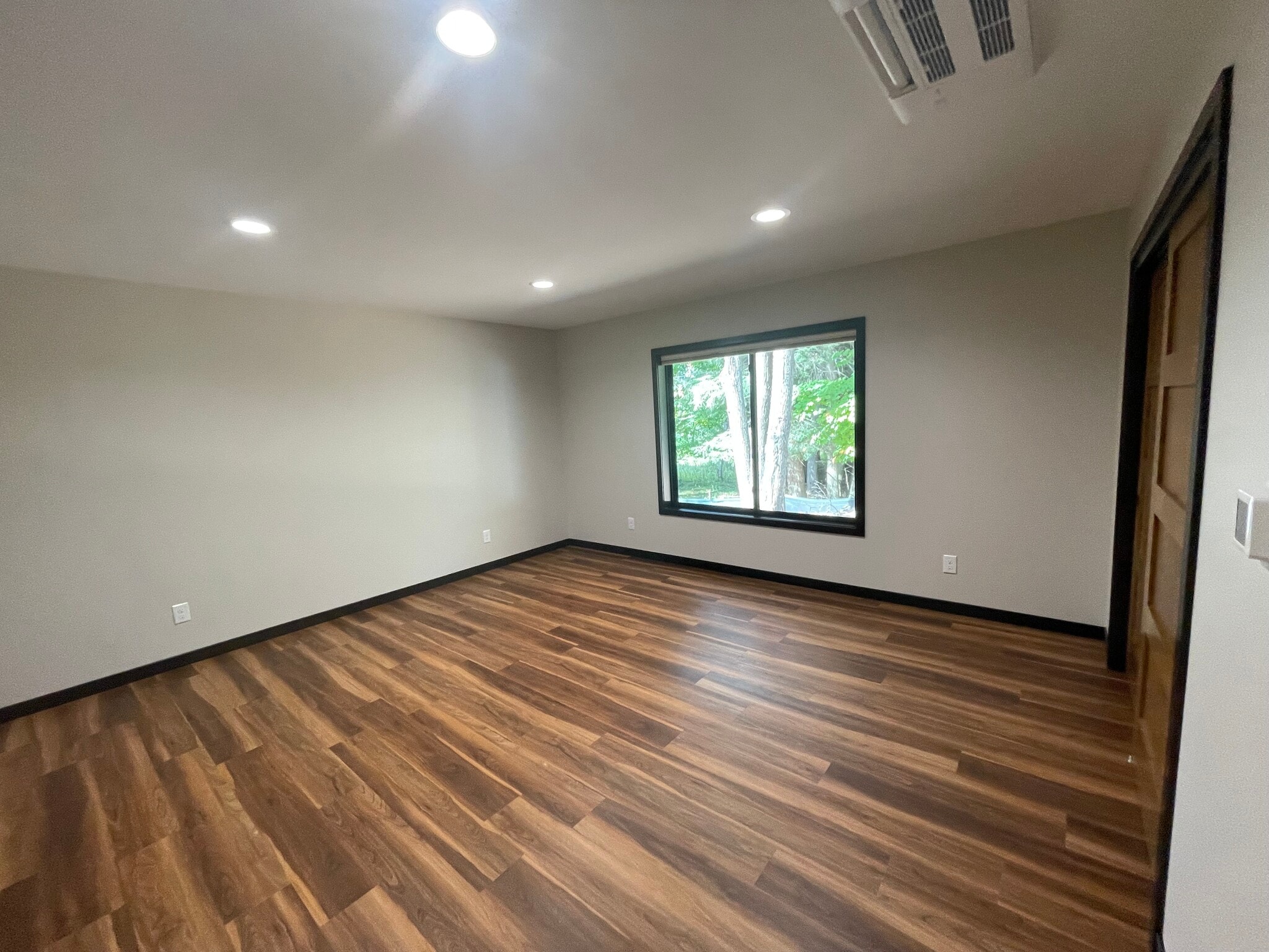 Large bedrooms - 150860 Nightingale Ln