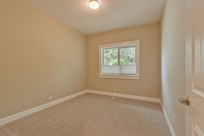 Building Photo - 376 Forest Pl