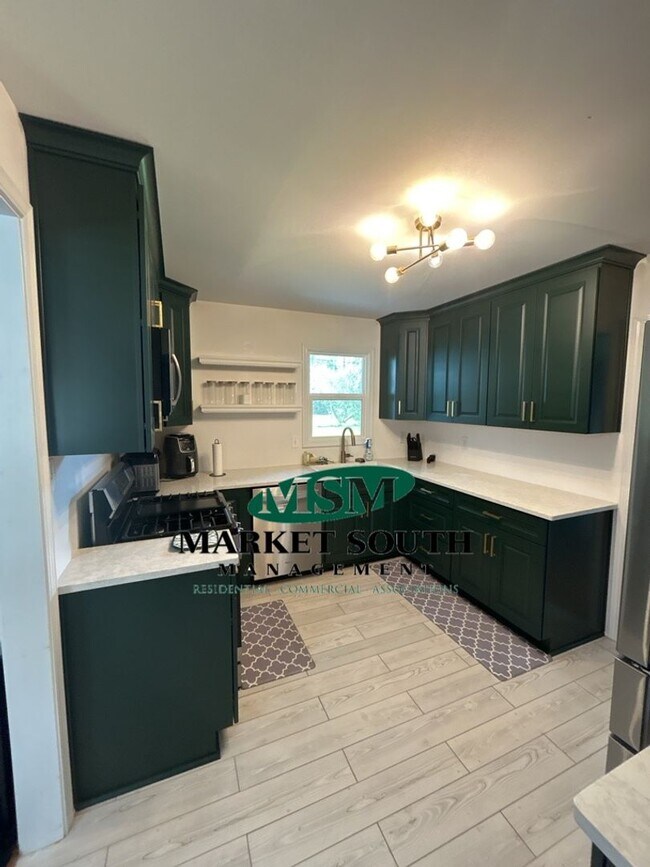 Building Photo - **APPLICATION PENDING!** Fully Furnished H...