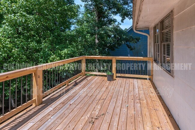 Building Photo - 313 Maple Way